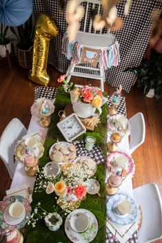 One-derland kids first birthday party table setup like tea party Truly Alice Birthday Party, Alice And Wonderland First Birthday Party, Indoor Alice In Wonderland Party, Alice In Onederland Party Decorations, Alice In Onederland Tea Party, Onederland Photo Shoot 1st Birthdays, Alice In Wonderland Tea Party First Birthday, Wonderland One Year Old Party