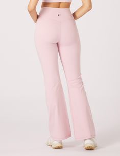 Add a little flare to your legging game. The Sultry Flare has all the best qualities of our Sultry Legging: a high rise fit and signature Perfectly place v-shaped seaming amplifies that shapes and lifts your booty Pants Inspo Aesthetic, Pink Pilates Princess Fall, Pink Flared Leggings, Pink Workout Clothes, Cute Workout Leggings, Pilates Fit, Womens Ski Outfits, Flare Outfit, Pilates Clothes