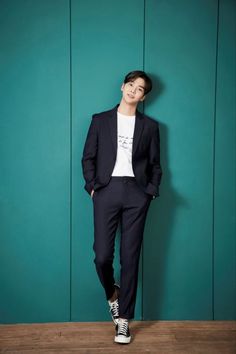 Outfit Cowok Korea, Men's Fall Fashion, Outfit Cowok, Fashion Cowok, Kpop Fashion Men, Suits And Sneakers, Fashion Outfit Ideas