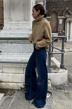 Wide Leg Jeans Winter, Wide Jeans Outfit, How To Style Wide Leg Jeans, Wide Leg Outfit, Style Wide Leg Jeans, Wide Leg Jeans Outfit, Legs Outfit, Wide Legged Jeans, Looks Jeans