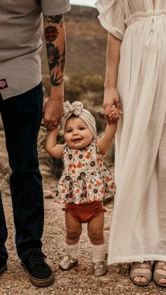 Mommy And Son Cowboy Photoshoot, Boho Family Of 3 Photoshoot, Family Engagement Pictures With Kids, Boho Family Photoshoot, Fall Family Of 3 Photos, Boho Family Pictures, Family Pictures With Baby, Family Photography Poses, Family Fall Photos