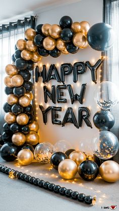 new years eve decorations Gold Nye Party, Diy New Years Eve Decorations, Nails New Years Eve, New Year's Eve Party Themes, New Year's Eve Decorations, Nails New Years, New Years Eve Party Ideas, Black And Gold Party