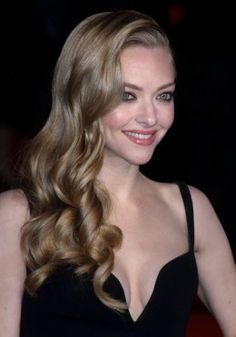 Amanda Seyfried, right,looks classic with her wheat blonde hair -- one of the best hair colors for cool skin tones.It is a great intermediate choice for women who want to change from brown to blonde, but it isn't a shockingly light color. Blonde Hair For Cool Skin Tones, Tmavý Blond, Natural Dark Blonde Hair, Amanda Seyfried Hair, Blonde Hair Pale Skin, Natural Dark Blonde, Pale Skin Hair Color, Hair Pale Skin, Golden Blonde Hair