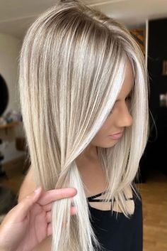 Blonde With Lowlights Underneath, Summer Blonde Hair With Lowlights, Trendy Hairstyles With Bangs, Platinový Blond, Blonde Hair Colour Shades, Bright Blonde Hair, Bombshell Hair, Summer Blonde Hair, Ash Blonde Hair Colour