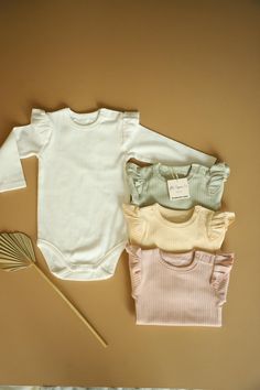 Your baby deserves special clothes, and the soft organic cotton of our bodysuits feels incredibly comfortable. Ribbed cotton, longer sleeves and a higher neck ensure that your baby is dressed wonderfully. This baby bodysuit has a casual look and provides convenient access to the diaper area. Available in a wide range of colors and made from 100% certified organic cotton, this design for babies is both innovative and stylish. In addition, clothing made from organic cotton has important benefits f Cadeau Baby Shower, Newborn Girl Outfits, Pink Bodysuit, Special Clothes, Newborn Outfit, Coming Home Outfit, Baby Outfit, Matching Headband, Baby Outfits Newborn