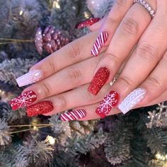 Christmas Nails Glitter, Line Nail Designs, Xmas Nail Art, Red Christmas Nails, Cute Christmas Nails, Winter Nails Acrylic, Christmas Gel Nails, Christmas Nails Acrylic, Nails Glitter