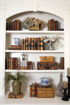 How to Use Books for Decoration with Booth and Williams Using Old Books To Decorate, Ideas For Book Shelves, Bookshelf Decor With Books, Bookshelf Styling Living Room, Vintage Shelf Decor, Shelf Arrangement, Home Decor Wallpaper