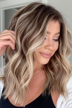 40+ Gorgeous Blonde Highlights Ideas To Try This Year - Flo's Blog Darker Blonde Hair Color, Super Blonde Highlights, Darker Blonde Hair, Hairstyles With Blonde Highlights, Highlight Techniques, Hairstyles And Colors, Celebrities Hairstyles, Subtle Blonde Highlights