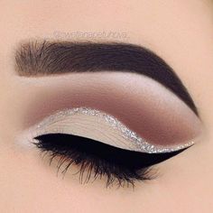 Os jeitos mais incríveis de usar glitter nos olhos Nude Eye Makeup, Maquillage Yeux Cut Crease, Makeup Guide, Eye Makeup Tips, Glitter Makeup, Makeup Goals, Cut Crease, Eye Make