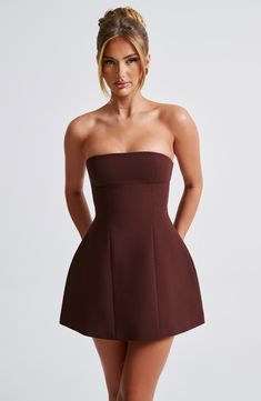 Simple and seriously chic, the Asha mini is this season's obsession. Perfect to wear for date nights, late nights and beyond, this strapless design is finished with seam details and a bubble shape skirt for extra volume. 



Colour: Brown.

Premium non-stretch crepe.

Fully lined.

Strapless.

Hugs the figure.

Seam details.

Bubble shape skirt.

Invisible zip fastening.

Mini length.

Model is an XS and is wearing an XS.

 Size: XS, S, M, L, XL, XXL