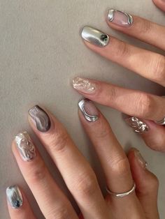 chrome nails Metal Chrome Nails, Safe Nails, Silver Nail Designs, Metallic Nail Art, Silver Nail Art, Chrome Nails Designs, Silver Nail, Metallic Nails