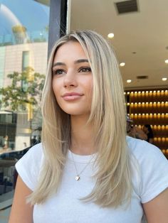 Face Frame Layers Long Hair Straight, Straight Hair Framed Face, Straight Hair With Face Framing, Face Framing Straight Hair, Face Frame Long Hair, Straight Hair Face Framing, Face Framing Layers Straight Hair, Smudge Root, Layered Haircuts Straight Hair