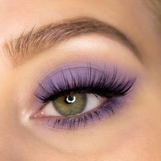 mattes Augen Make Up in Lavendel mit Lethal Cosmetics Lidschatten. Augen Make-up Inspiration für grüne Augen mit der veganen Lidschattenpalette aus der After Dark Kollektion von Lethal Cosmetics. Weitere Augen Make-up Look Inspiration mit dieser Eyehadow Palette findest Du in meinem Beautyblog Beitrag!  ... more Lethal Cosmetics, Makeup Looks Winter, Lilac Eyeshadow, Purple Makeup Looks, Evening Eye Makeup, Eye Makeup Images, Purple Eye Makeup, Cute Eye Makeup, Artist Makeup