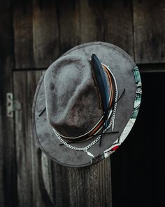 Fedora premiere model MACAW with stainless steel hardware, made of gamuzina (extra fine fabric with peach finish) and an exotic macaw feather. It is an exclusive design of our brand, made in Mexico with top quality materials. You definitely won't go unnoticed Its wing measures 6cm, totally straight makes it a special design. Woman Hats Fashion, Custom Fedora Hat, Macaw Feathers, Cowboy Hat Design, Custom Cowboy Hats, Mens Hats Vintage, Dirty Hippie, Mens Fedora, Mens Hats Fashion