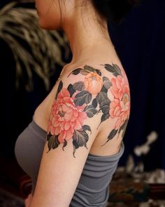 Colorful Flower Shoulder Tattoo, Flower Back Tattoo Color, Peony Tattoo Hip, Orange Peony Tattoo, Peony Back Tattoo, Kubrick Tattoo, Peony Tattoo Color, Colored Flower Tattoos, Shoulder Cover Up Tattoos