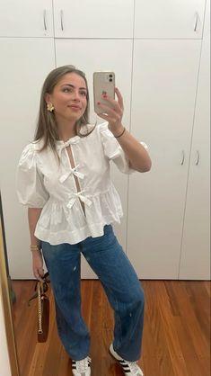 Flowy Button Up Shirt Outfits, White Gauze Button Down Outfit, White Tie Top Outfit, White Pant Outfit, White Wide Leg Pants Outfit, Jean Top Outfits, Looks Adidas, White Pants Outfit, Cute Preppy Outfits