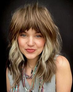 Chunky hair streaks give you a bold, unique look. [allcreditstoowner] Stand out with these highlights. Visit blog for more hairstyle inspiration 2000s Chunky Highlights, Y2k Highlights, Wolf Haircuts, Lush Hair, Iconic Hair, Hair Canvas, My New Haircut, Short Shaggy Haircuts, Chunky Highlights