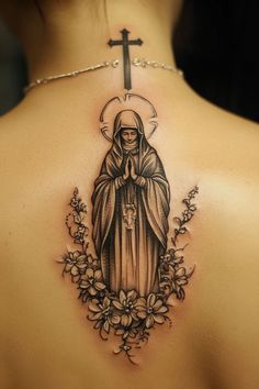 A tattoo of a praying nun surrounded by flowers on a person's upper back. Catholic Tattoos Sleeve, Tattoos Latin, Catholic Tattoos For Women, Jesus Tattoo For Women, Tattoos For Family, Christian Tattoos Men