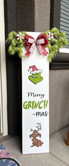 a sign that says merry grinch - mas