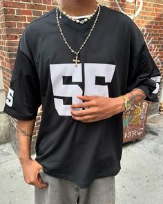 #fashionInspiration #outfitIdeas #streetstyle #fashionista #ootd #baggy #oufitwomen #outfitmen Mesh Jersey Outfit Men, Mens Jersey Outfit, Football Jerseys Outfit, Black Jersey Outfit, Football Jersey Outfit Mens, Mens Vintage Outfits