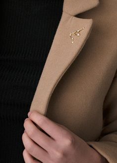 Style simple jackets with elegant pins for an extra touch of personality. Elegant Brooch Pin, Broches Aesthetic, Brooch Aesthetic, Lapel Pin, Aquarius Constellation, Suit Pin, Jacket Pins, Collar Pins, Stylish Blouse Design