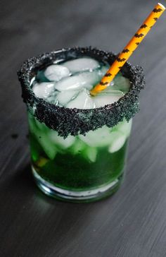 Halloween Themed Adult Drinks, Dark Green Alcoholic Drinks, Green Halloween Drink, Green Halloween Cocktail, Green Cocktails Recipes, Witch Drinks, Halloween Adult Drinks, Comidas Halloween, Halloween Drink Recipes