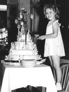 birthday Temple Movie, Shirley Temple Black, Vintage Birthday Parties, Daisy Mae, Child Actresses, Hollywood Legends, Shirley Temple, Vintage Birthday, Bright Eyes