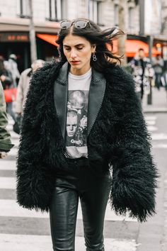 Winter Street Style Outfits, Fall Outfits Women 20s, Winter Street Style, Fashion Style Women, Casual Leather Jacket, Quoi Porter, Winter Street, All Black Outfit, Fashion Sandals