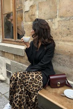 Tenue, automne femme, avec une jupe léopard, un blazer noir et des baskets blanches Chique Outfit, Printed Long Skirt, Streetwear Mode, Nature Dress, Leopard Print Skirt, Leopard Skirt, Skirts Midi High Waisted, Dark Feminine