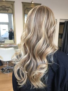 Balayage Blonde On Dark Hair, Light Blonde On Brown Hair, Blonde Foils On Blonde Hair, Blonde Highlights On Top Only, Blonde Boliage, Blonde Hair Foils, High Light Hair Color Ideas, Light Brown Hair With Full Highlights, Brown Hair With Full Blonde Highlights