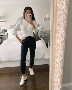 Joggers Outfit Women Work, Therapy Outfits, Pt Outfits, Leggings Work Outfit, Outfits Crewneck, Womens Joggers Outfit, Black Joggers Outfit, Joggers Outfit Women, Sweater Leggings Outfit