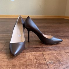 - Designer = Sergio Rossi - Size = 10m(40). Trunk 27 - Color = Chocolate Brown - Msrp = $695 -3made In Italy . - Genuine Brown Leather Women’s Size 10m (40) Classic Pumps. - Heel Height= Approximately 4” Inches Heel. - Padded Leather Insole And Rubberized Outsole. - Light Weight. - Perfect Piece For Work, Wear To Parties And More. Pair With Your Suits, Suit Pants, Slacks, Khakis, Skirts, Dresses , Shorts And More. - Genuine And Authentic Or Your Money 4back Trunk 27 Chic Snip Toe Heels For Evening, Chic Evening Heels With Snip Toe, Sculpted Heel Snip Toe Party Heels, Party Heels With Sculpted Heel And Snip Toe, Sleek Brown Heels For Formal Occasions, Sleek Brown Formal Heels, Formal Court Shoes With Wrapped Heel And Almond Toe, Formal Snip Toe Heels With Reinforced Heel, Formal Snip Toe Heels With Sculpted Heel