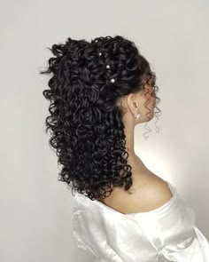 Curly Hairstyles For Prom Medium, Naturally Curly Bridal Hair Half Up, Bridal Curly Hairstyles, Curly Quinceanera Hairstyles, Wedding Curly Hairstyles, Wedding Hairstyles Curly Hair, Curly Bridal Hair, Natural Hair Wedding, Curly Prom Hair