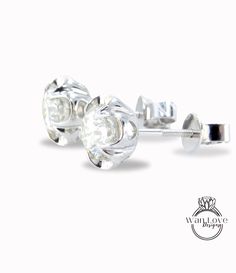 1 ct Ciascuno 2 ctw Orecchini da damigella d'onore da sposa rotondi con ranuncolo, orecchini in oro bianco Moissanite, regalo di anniversario, pronti per la spedizione.

 È il regalo perfetto per l'anniversario, il regalo di nozze, il regalo per la festa della mamma, il regalo di compleanno, il regalo di festa o semplicemente per dire il regalo Ti amo!!

 **Screwbacks

 ~Dettagli~

 Metallo: oro bianco 10k

 Dimensioni: 8,75 mm

 ~Gemme centrali~

 Tipo-Moissanite

 Peso: 1 ct ciascuno = 2 ct ( Buttercup Flower, Solitaire Earrings, Birthstone Earrings, Moissanite Earrings, Sapphire Color, Flower Stud, Birthstone Earring, White Gold Earrings, Wedding Bridesmaid