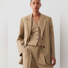 Adorable Zara New Blazer In Beige Color. New With Tickets. Looks Great On Person. It’s From Newest Collection And They Sold Out In Stores. Work Style Women, Red Plaid Jacket, Cut Blazer, Blouse Zara, University Outfit, Women Blazer, Costume Women, Steven Meisel, Zara Fashion