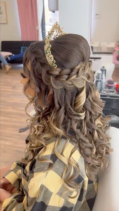 Quince Half Up Half Down Hairstyles With Crown, Hair Ideas For Quinceanera, Quiencera Hairstyles, Peinados De Quinceanera Suelto, Sweet 16 Hairstyles With Tiara, Half Up Half Down Quinceanera Hairstyles, Quince Hair Styles, Quinceanera Hairstyles Half Up Half Down