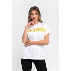 Découvrez le luxe et le style des T-shirts Trussardi pour femmes de Guocali. Élevez votre garde-robe avec ces t-shirts pour femmes haut de gamme, élégants et à la mode qui feront sensation partout où vous allez. Offrez-vous le summum du luxe et du style avec les t-shirts Trussardi pour femmes de Guocali. Élevez votre garde-robe avec ces pièces haut de gamme, élégantes et à la mode qui feront sensation partout où vous irez. Que vous vous promeniez dans la ville ou sirotiez un cocktail dans un b Elegant Kimono, Yellow T Shirt, Model T, Yellow Top, White Brand, Round Neck Tops, Solid Colour, Womens Clothing Sizes, Free Shirts