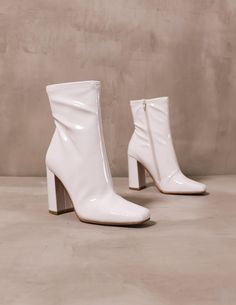 close up of the off white bone steve madden ghost him boots on cement background - elle bleu shoes Jeans And Turtleneck, Fitted Boots, Types Of Shoes For Women, White Heel Boots, Thinking Out Loud, Power Suit, Shoe Inspo, White Heels, High Heel Boots