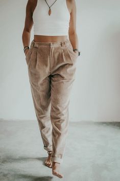 Women's cord pants in a retro cut will remind you of the eighties. However, you can wear them and you will be happy to wear them even today. Corduroys are ideal for every season. Women's cord trousers can be rolled up in accordance with current trends, or they can be worn classically straight. They have an elastic band at the back of waist, they fasten with a zip and a button, and they have pleats in the front.  Cord pants also have practical loops so that you can wear them with a belt. They hav Cord Outfit For Women, High Waist Corduroy Pants, Cord Trousers Women, Corduroy Joggers Outfit, Khaki Corduroy Pants Outfit, Cord Trousers Outfit, Cordory Pants Outfits, Tan Corduroy Pants Outfit, Cord Pants Outfit