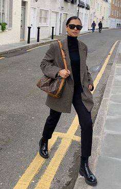 London Business Casual Women, Monochromatic Outfit Work Wear, Cozy Fall Outfits Aesthetic 2023, Emitaz Outfits Winter, French Daily Fashion, Dressy Causal Outfits Women, Work Casual Winter Outfit, Causal Work Outfits For Women Winter, February Outfit Ideas Winter