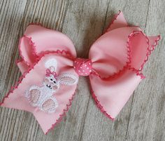 This is for 1 moonstitch Easter Bunny Hairbow. You can change ribbon color, just leave all info in notes at check out. Sports Hair Bows, Spring Bows, Embroidered Hair Bows, Crochet Princess, Personalized Bow, Easter Bows, Custom Bows, Baby Hair Bows, Boutique Hair Bows