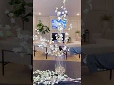 two pictures of a vase with flowers in it and the same one being used as a table centerpiece