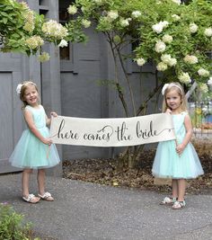 U zult genieten van onze mooie jute banner Here Comes the Bride. Dit is geweldig om te gebruiken als een prelude op de ceremonie of decoratie bij uw receptie, de banner Hier komt de bruid is een zoete manier om aan te kondigen een ingang.  Deze banner voor dragers van de ring / bloem meisjes ziet grote komt door het gangpad met die schattige kinderen. We ontwierpen onze banner materiaal van hoge kwaliteit en een goede genoeg maat voor het zeer leesbaar voor iedereen kijken.  Deze opsomming om... Here Comes The Bride Banner, Wedding Scroll, Wedding Reception Entrance, Flower Girl Outfits, Flower Girl Signs, Bride Sign, Wedding Bunting, Wedding Banner, Bride Flowers