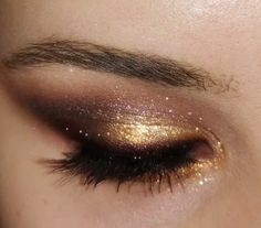 Brown Eyes Gold Eyeshadow, Sparkly Gold Eye Makeup, Golden Look Make Up, Smokey Eye With Gold Glitter, Smokey Eye Gold Makeup, Black Gold Smokey Eye, Dark Gold Makeup, Leo Rising Aesthetic Makeup, Gold Birthday Makeup