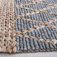 an area rug made out of woven material with braiding on the top and bottom