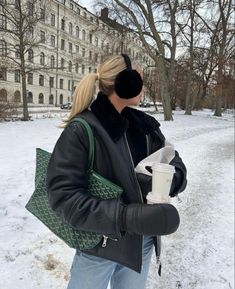 Freezing Cold Outfits, Winter Outfits Cold Freezing, Earmuffs Outfit, Winter Outfits Snow, Goyard Tote, Sweden Fashion, Nyc Fits, Ny Outfits, Nyc Outfits