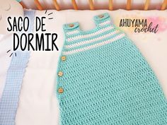 a crocheted baby sleeping bag next to a crochet pillow with the words saco de dormir on it