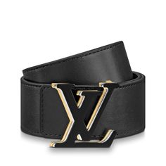 Cette ceinture lv optic 40 mm réversible est un accessoire sophistiqué à l'esprit contemporain. Confectionnée en cuir de veau lisse, cette pièce associe deux coloris sombres à l'élégance intemporelle. Soulignée de contours dorés et argentés, la boucle lv initiales à effet ton sur ton accroche le regard. Lewis Vuitton, Gucci Super Mini, Mens Belt, Men Belts, Swag Men, Reversible Belt, Louis Vuitton Official