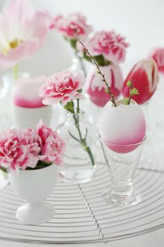 there are pink flowers in vases on the table with words above them that read, queretio deus