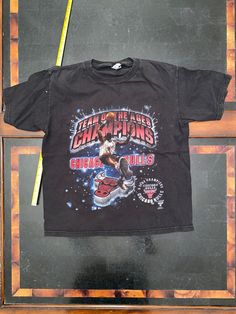 vtg 90s Bulls tee Small *see photos for measurements *slightly faded Condition is Pre-owned Shipped with Priority Mail 90s Graphic Tees Vintage, Vintage Graphic Tees Outfits, 90s Shirts Graphic Tees, 90s Bulls, Men's Tshirt Design, 90s Chicago Bulls, T Shirt Print Design, Football Drip, Nba Jam